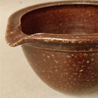 brun keramikskål raus gammel svensk skål hældetud